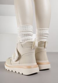 Born2be - Beżowe Śniegowce z Przeszyciami i Futerkiem Newella. Okazja: na co dzień. Zapięcie: rzepy. Kolor: beżowy. Materiał: futro. Styl: klasyczny, casual, elegancki #7