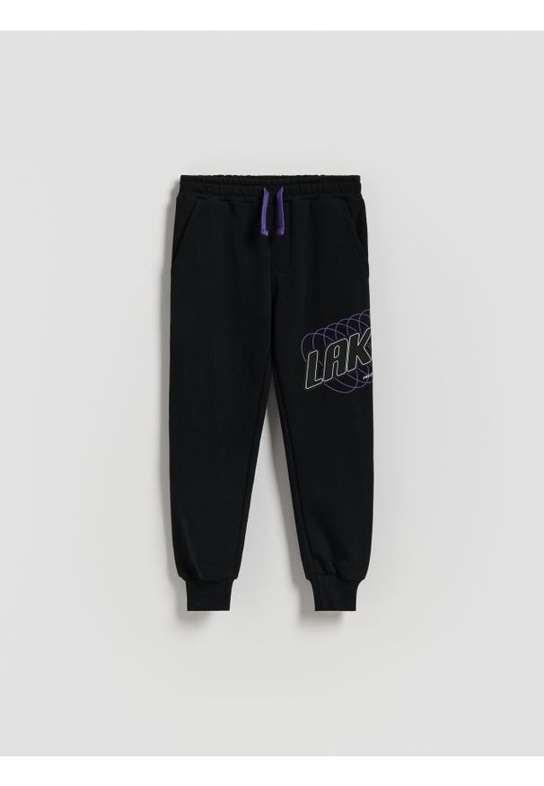 Reserved - Spodnie Los Angeles Lakers NBA - czarny. Kolor: czarny. Materiał: bawełna, dzianina