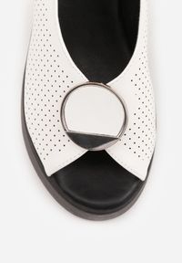 Born2be - Białe Sandały Vices na Koturnie Ażurowe z Ozdobą Aterina. Okazja: na co dzień. Kolor: biały. Wzór: aplikacja, ażurowy. Sezon: wiosna, lato. Obcas: na koturnie. Styl: elegancki, klasyczny, casual #3