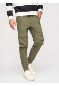 Ombre Clothing - Spodnie męskie JOGGERY z kieszeniami cargo - oliwkowe V18 - Rozmiar: L. Kolor: oliwkowy. Materiał: bawełna, elastan. Wzór: geometria #1