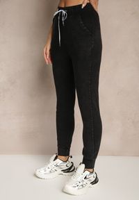 Renee - Czarne Dresowe Spodnie Joggery z Bawełny z Gumką i Sznureczkiem w Talii Kaithira. Okazja: na co dzień. Kolor: czarny. Materiał: dresówka, bawełna. Styl: elegancki, casual