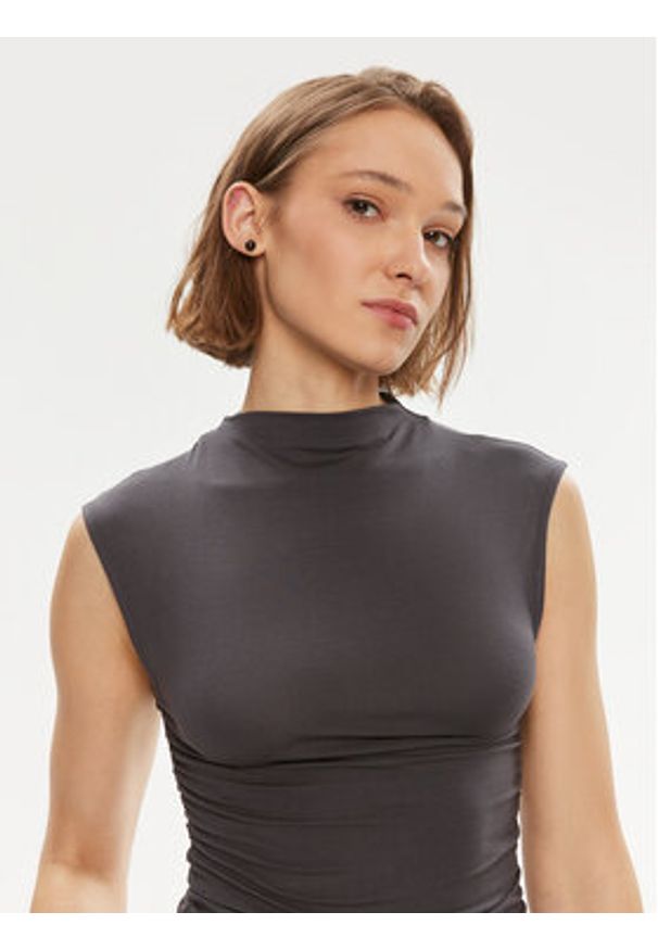 Gina Tricot Top 20883 Szary Slim Fit. Kolor: szary. Materiał: wiskoza