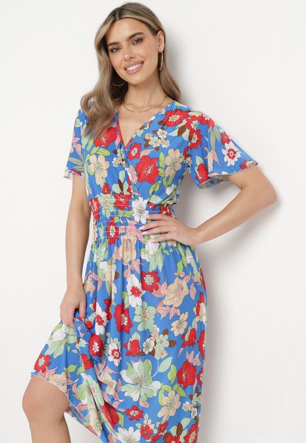 Born2be - Niebieska Sukienka w Kwiaty z Kopertowym Dekoltem i Gumkami w Pasie Lomanda. Okazja: na spacer, na co dzień. Typ kołnierza: dekolt kopertowy. Kolor: niebieski. Wzór: kwiaty. Sezon: lato. Typ sukienki: kopertowe. Styl: klasyczny, casual, elegancki. Długość: midi
