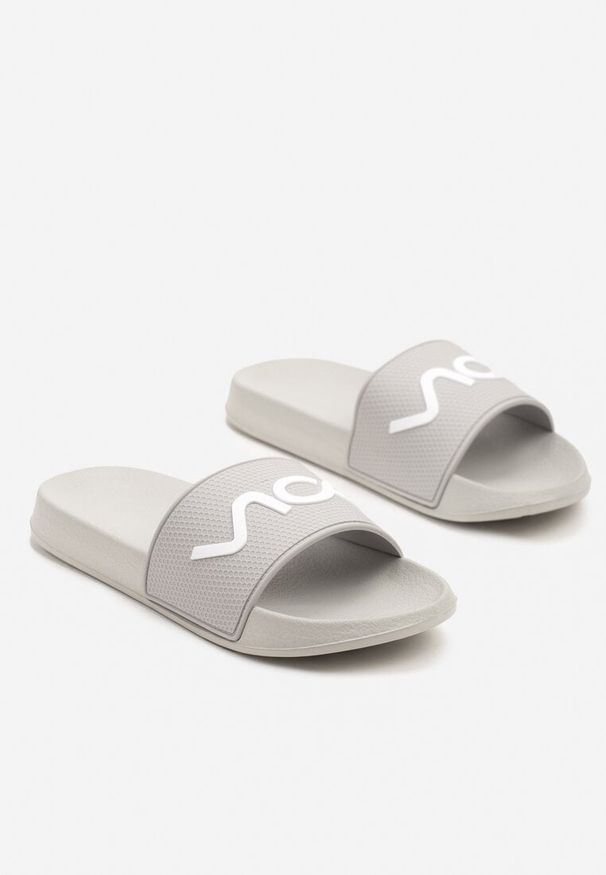 Born2be - Jasnoszare Klapki Ozdobione Napisem Desilwena. Okazja: na co dzień. Kolor: szary. Materiał: jeans. Wzór: aplikacja, napisy. Styl: casual