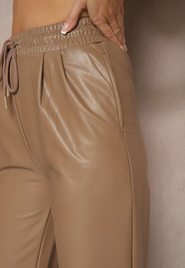 Renee - Ciemnobeżowe Szerokie Spodnie High Waist z Imitacji Skóry Narlemi. Okazja: na co dzień. Stan: podwyższony. Kolor: beżowy. Materiał: skóra. Styl: casual, elegancki
