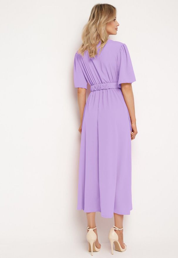 Born2be - Fioletowa Rozkloszowana Sukienka Kopertowa z Gumką w Talii i Ozdobnym Paskiem Vasena. Kolor: fioletowy. Typ sukienki: kopertowe. Styl: elegancki
