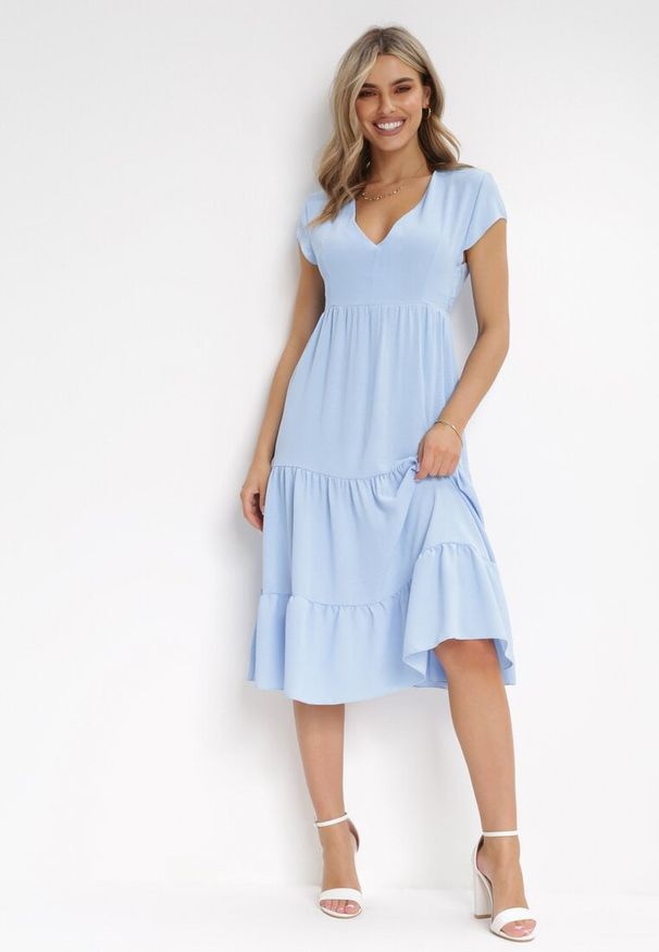Born2be - Jasnoniebieska Sukienka Midi Rozkloszowana z Falbanką Sanissa. Okazja: na co dzień. Kolor: niebieski. Styl: klasyczny, casual. Długość: midi