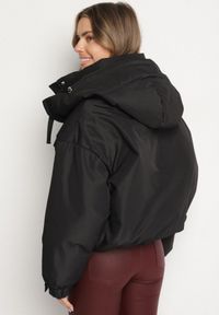 Born2be - Czarna Oversizowa Kurtka Bomberka z Kapturem i Ozdobnymi Kieszeniami Nalana. Okazja: na spacer, na co dzień. Typ kołnierza: kaptur. Kolor: czarny. Materiał: dzianina, jeans, poliester. Wzór: aplikacja. Styl: casual, sportowy #2