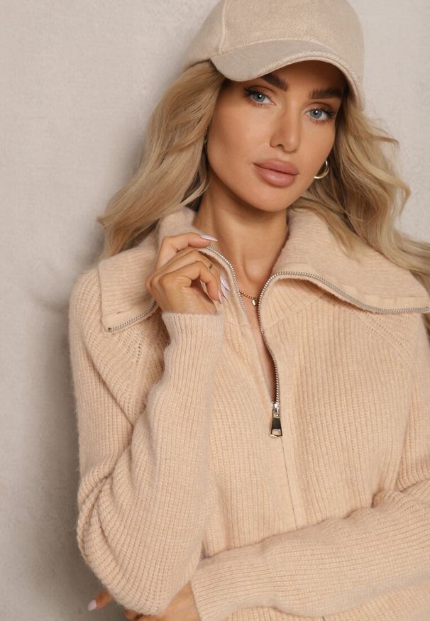 Renee - Beżowy Kardigan z Wełną o Kroju z Golfem i Zapięciem na Zamek Zinfria. Okazja: na spacer, do pracy. Typ kołnierza: golf. Kolor: beżowy. Materiał: wełna. Styl: elegancki