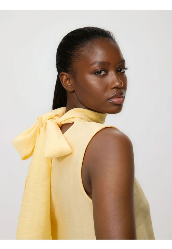 Reserved - Bluzka z wiązaniem - jasnożółty. Kolor: żółty. Materiał: tkanina