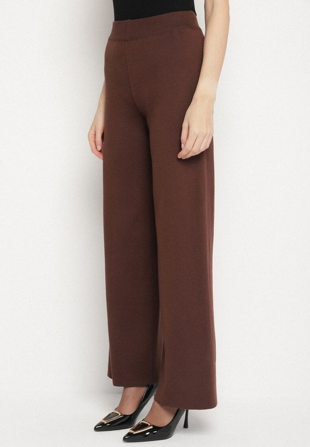 Born2be - Brązowy Komplet z Wiskozą Kopertowy Sweter z Broszką i Szerokie Spodnie Esnna. Kolor: brązowy. Materiał: wiskoza