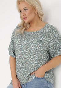 Born2be - Ciemnozielona Bluzka z Wiskozy Maerelaia. Kolekcja: plus size. Kolor: zielony. Materiał: wiskoza. Długość: krótkie. Wzór: kwiaty. Sezon: lato #4