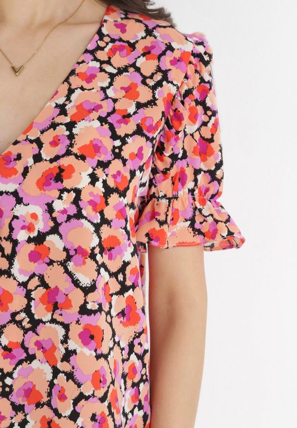 Born2be - Czerwona Koszula z Falbankami i Głębokim Dekoltem Vivalia. Okazja: na co dzień. Typ kołnierza: kołnierz z falbankami. Kolor: czerwony. Materiał: tkanina, materiał. Długość rękawa: krótki rękaw. Długość: krótkie. Styl: casual