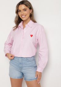 Born2be - Różowa Koszula o Kroju Oversize z Delikatne Paski z Haftem w Kształcie Serca Talaviela. Okazja: na co dzień. Typ kołnierza: kołnierzyk klasyczny. Kolor: różowy. Materiał: jeans. Długość rękawa: długi rękaw. Długość: długie. Wzór: haft, paski. Styl: klasyczny, casual, elegancki