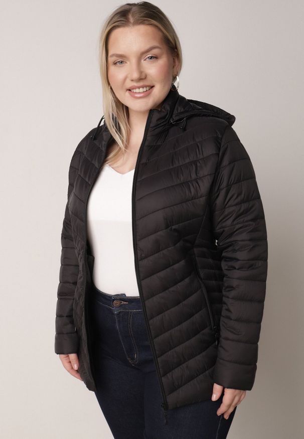 Born2be - Czarna Lekka Kurtka Przejściowa z Pikowaniem i Odpinanym Kapturem Alissara. Okazja: na co dzień. Kolekcja: plus size. Kolor: czarny. Materiał: jeans, nylon. Styl: casual, klasyczny
