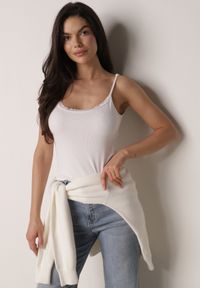 Born2be - Biały Bawełniany Top Bieliźniany z Koronką na Regulowanych Ramiączkach Beralisa. Okazja: na co dzień. Kolor: biały. Materiał: bawełna, koronka. Długość rękawa: na ramiączkach. Wzór: koronka. Sezon: zima, jesień. Styl: casual, klasyczny #1