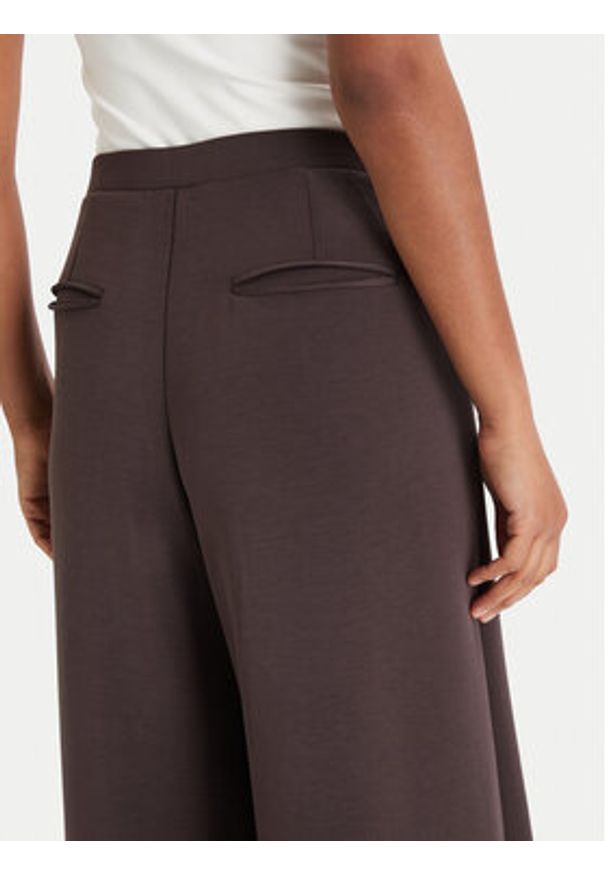 Guess Spodnie dresowe V4YB07 KCAY2 Brązowy Relaxed Fit. Kolor: brązowy. Materiał: syntetyk