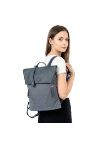 Plecak damski Rieker, połączenia materiału i skóry ekologicznej o nowoczesnej formie z klapą regulowanymi szelkami i praktycznymi kieszeniami zapinan. Kolor: niebieski. Materiał: materiał, skóra ekologiczna. Styl: casual, elegancki #1