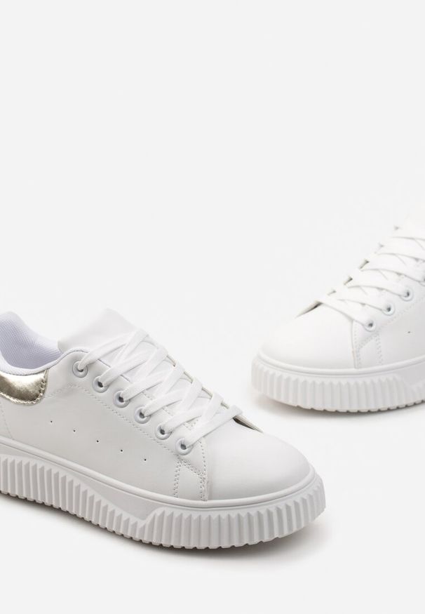 Born2be - Biało-Złote Sneakersy ze Żłobieniami na Płaskiej Podeszwie z Metaliczną Wstawką Granuse. Kolor: biały. Materiał: jeans. Obcas: na płaskiej podeszwie