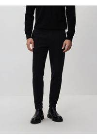 Reserved - Spodnie jogger z zakładkami - czarny. Kolor: czarny. Materiał: bawełna, wiskoza #1