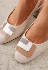 Born2be - Beżowe Czółenka VICES na Obcasie z Odkrytą Piętą i Kwadratową Ozdobą Petinilla. Okazja: na co dzień, do pracy. Zapięcie: sprzączka. Kolor: beżowy. Materiał: jeans. Wzór: aplikacja. Obcas: na obcasie. Styl: casual, klasyczny, elegancki. Wysokość obcasa: średni #3