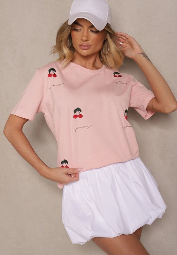 Renee - Różowy T-shirt z Bawełny z Haftowanymi Detalami w Wiśnie Nevianeva. Okazja: na co dzień, do pracy. Kolor: różowy. Materiał: bawełna. Wzór: haft. Styl: elegancki, casual