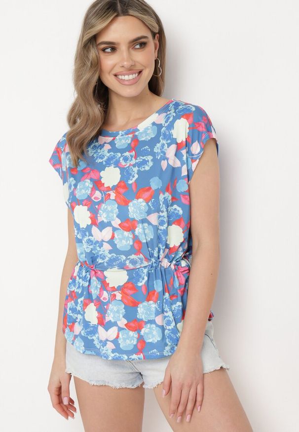 Born2be - Niebieski Top Koszulka bez Rękawów ze Ściągaczem i Wiązaniem z Głębokim Rozcięciem z Tyłu Efiza. Okazja: na co dzień. Kolor: niebieski. Materiał: jeans. Długość rękawa: bez rękawów. Wzór: kwiaty. Styl: elegancki, casual