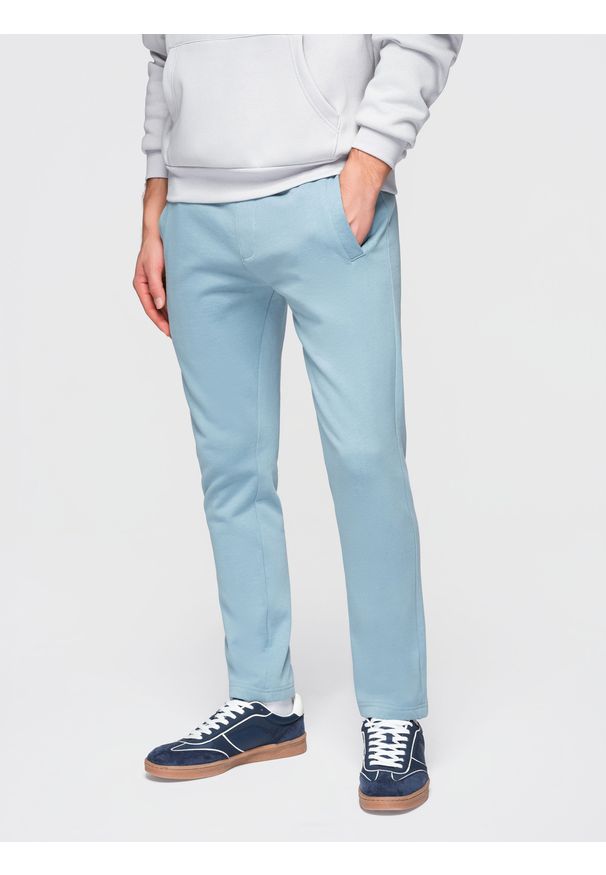 Ombre Clothing - Dresowe spodnie bawełniane męskie BASIC z nogawką bez ściągacza - jasnoniebieskie V7 - Rozmiar: XL. Okazja: na co dzień. Kolor: niebieski. Materiał: dresówka, bawełna. Wzór: gładki, aplikacja. Styl: casual, klasyczny, sportowy
