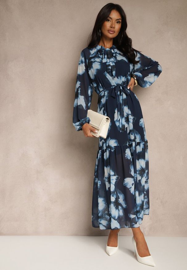 Renee - Granatowa Sukienka o Pudełkowym Kroju w Kwiatowy Wzór Ozdobiona Paskiem Acexia. Okazja: na co dzień, do pracy, na spotkanie biznesowe. Kolor: niebieski. Materiał: skóra. Wzór: aplikacja, kwiaty. Styl: biznesowy, klasyczny, casual