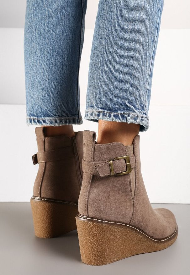Born2be - Ciemnobeżowe Botki na Koturnie Ozdobione Klamrą Realissa. Zapięcie: klamry. Kolor: beżowy. Materiał: jeans. Wzór: aplikacja. Obcas: na koturnie. Styl: elegancki