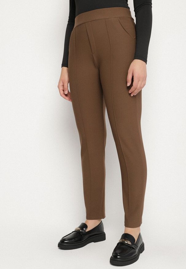 Born2be - Brązowe Spodnie Ozdobione Imitacją Kieszeni Faliona. Okazja: na co dzień. Kolor: brązowy. Wzór: aplikacja. Styl: casual, elegancki