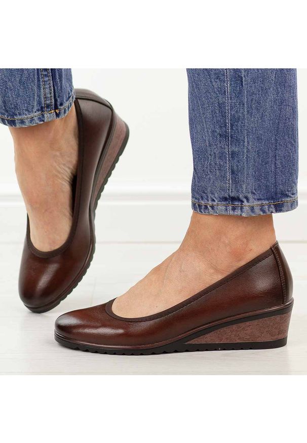 Brązowe czółenka damskie na koturnie Vinceza 58628. Okazja: na co dzień. Nosek buta: okrągły. Kolor: brązowy. Materiał: skóra. Szerokość cholewki: normalna. Sezon: wiosna, lato, jesień. Obcas: na koturnie. Styl: casual, klasyczny, elegancki