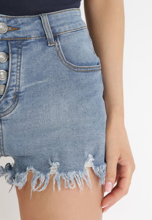 Born2be - Jasnoniebieskie Jeansowe Szorty z Postrzępionymi Nogawkami Galatee. Kolor: niebieski. Materiał: jeans. Sezon: lato, wiosna