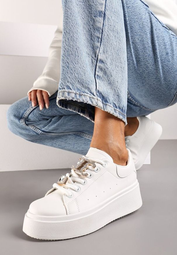Born2be - Białe Sneakersy na Grubej Podeszwie z Metalicznymi Aplikacjami i Cyrkoniami Arrelana. Nosek buta: okrągły. Zapięcie: sznurówki. Kolor: biały. Materiał: materiał. Wzór: aplikacja. Obcas: na obcasie. Wysokość obcasa: niski