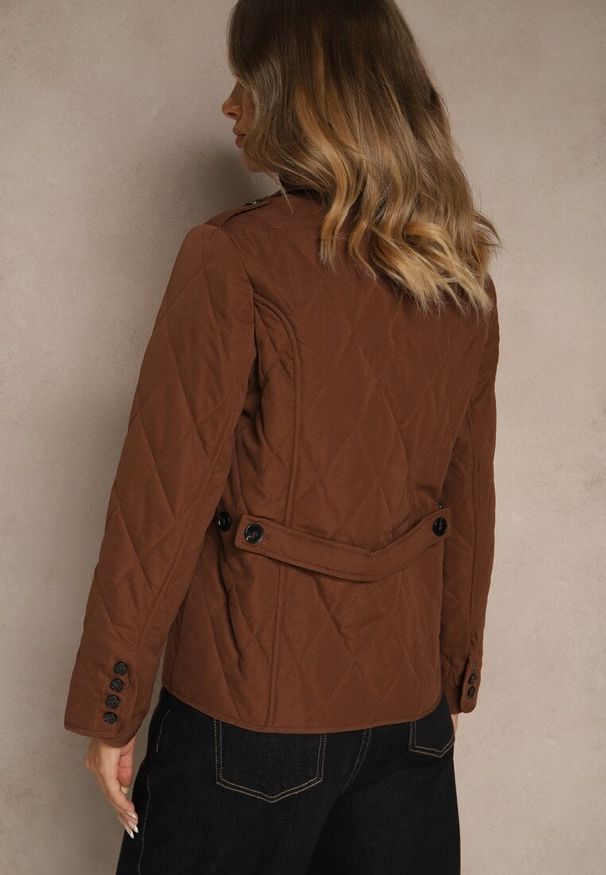 Renee - Brązowa Koszulowa Kurtka Ozdobiona Pikowaniem i Pagonami Avadvira. Okazja: na co dzień. Kolor: brązowy. Materiał: jeans. Wzór: aplikacja. Styl: casual, elegancki