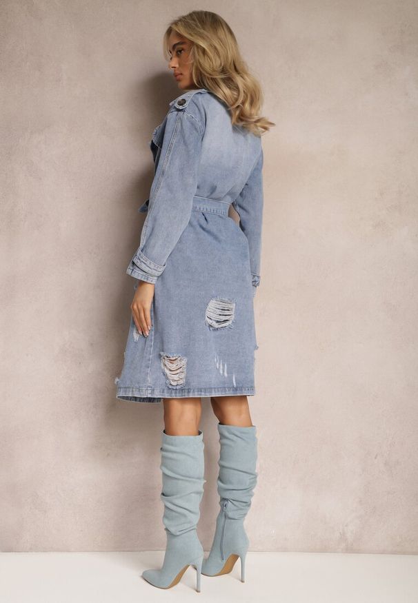 Renee - Niebieski Jeansowy Płaszcz Kurtka o Długim Wiązanym Fasonie z Przetarciami Arilessa. Kolor: niebieski. Materiał: jeans. Długość: długie