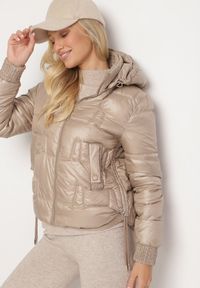 Born2be - Ciemnobeżowa Pikowana Kurtka z Odpinanym Kapturem Wydłużonym Tyłem i Ściągaczami Zinonia. Okazja: na co dzień. Kolor: beżowy. Materiał: wełna, skóra, jeans. Sezon: zima, jesień. Styl: casual, elegancki #1