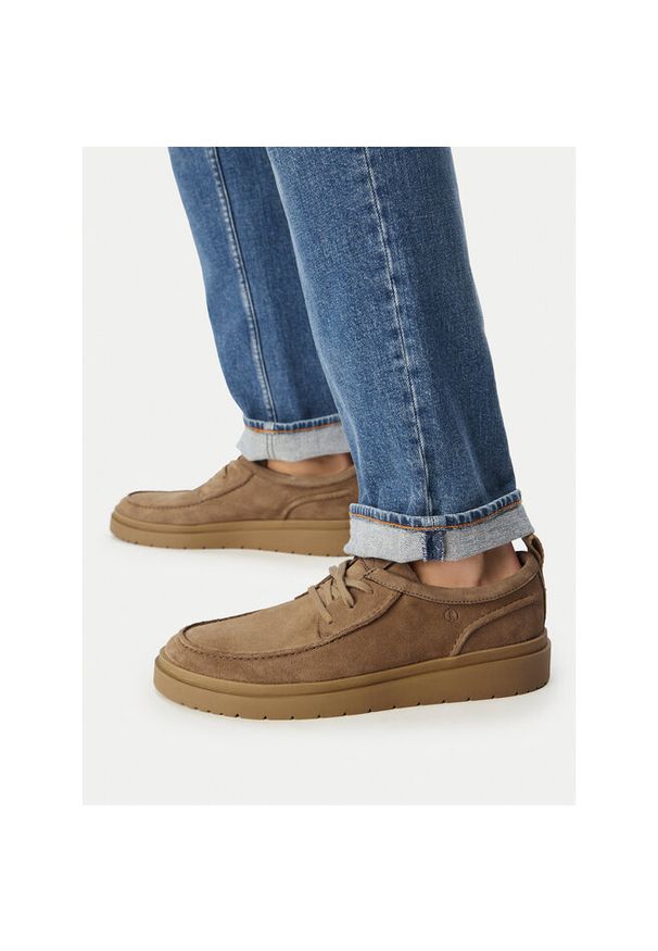 Półbuty Clarks. Kolor: beżowy