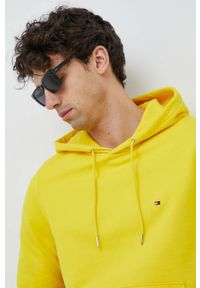 TOMMY HILFIGER - Tommy Hilfiger bluza męska kolor żółty z kapturem gładka. Typ kołnierza: kaptur. Kolor: żółty. Materiał: bawełna, materiał. Długość rękawa: długi rękaw. Długość: długie. Wzór: gładki
