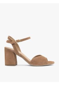 Ryłko - Jasnobrązowe sandały na obcasie. Nosek buta: okrągły. Zapięcie: sprzączka. Kolor: brązowy. Materiał: welur, skóra. Obcas: na obcasie. Styl: street, elegancki. Wysokość obcasa: średni #1