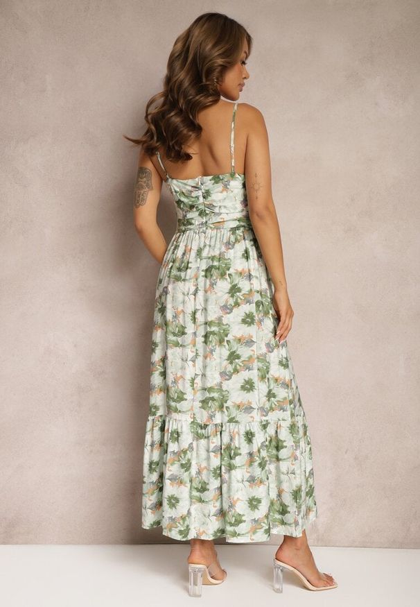 Renee - Jasnozielona Rozkloszowana Sukienka na Ramiączkach z Rozcięciami Ozdobiona Guzikami Dimline. Okazja: na co dzień. Typ kołnierza: dekolt w kształcie V. Kolor: zielony. Długość rękawa: na ramiączkach. Wzór: aplikacja. Typ sukienki: rozkloszowane. Styl: elegancki, casual