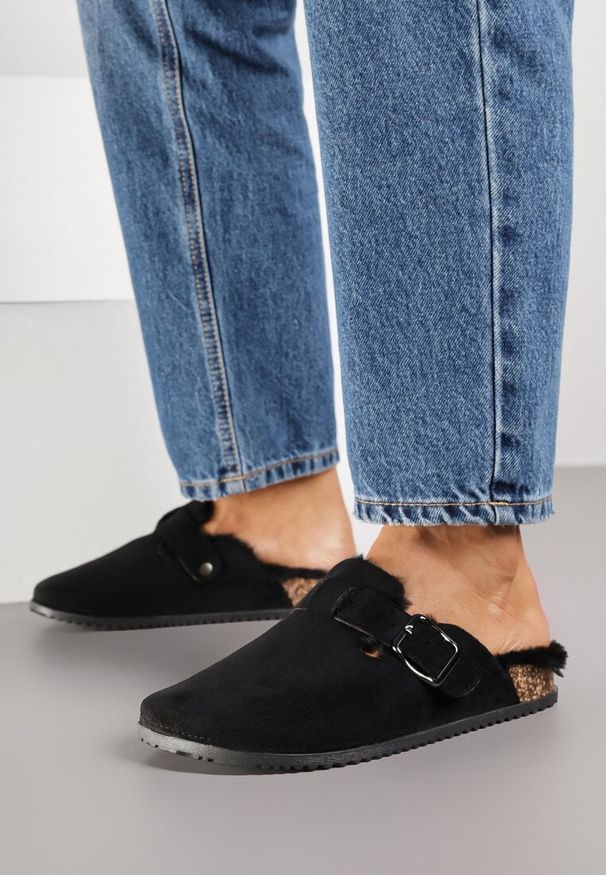 Born2be - Czarne Kapcie Chodaki na Korkowej Podeszwie z Paskiem i Klamrą Aponella. Okazja: do domu. Zapięcie: klamry. Kolor: czarny. Materiał: jeans
