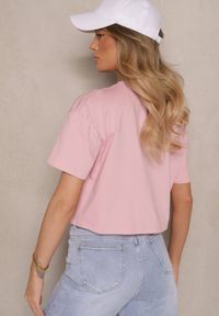 Renee - Różowy T-shirt z Bawełny o Kroju Crop Top Zdobiony Naszywką Adivrea. Okazja: na co dzień. Kolor: różowy. Materiał: bawełna. Wzór: aplikacja. Styl: casual #4