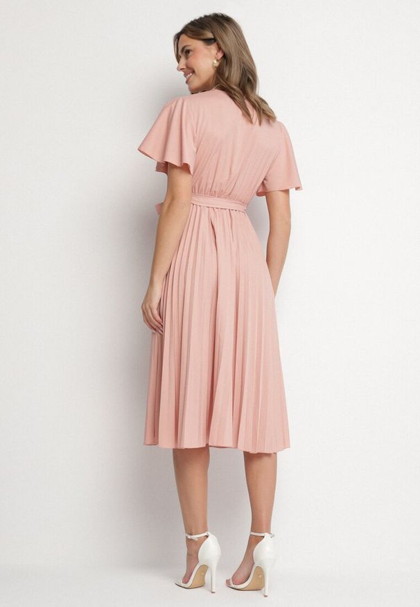 Born2be - Różowa Sukienka Plisowana z Dekoltem w V z Paskiem w Talii Zolseki. Okazja: na co dzień. Kolor: różowy. Styl: casual, klasyczny
