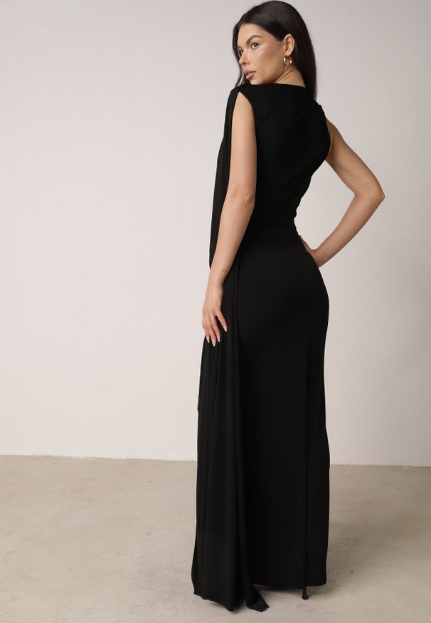 Born2be - Czarna Koktajlowa Sukienka Zdobiona Wszytym Szalem i Elegancką Broszką Cezarie. Okazja: na imprezę. Kolor: czarny. Wzór: aplikacja. Styl: elegancki, wizytowy