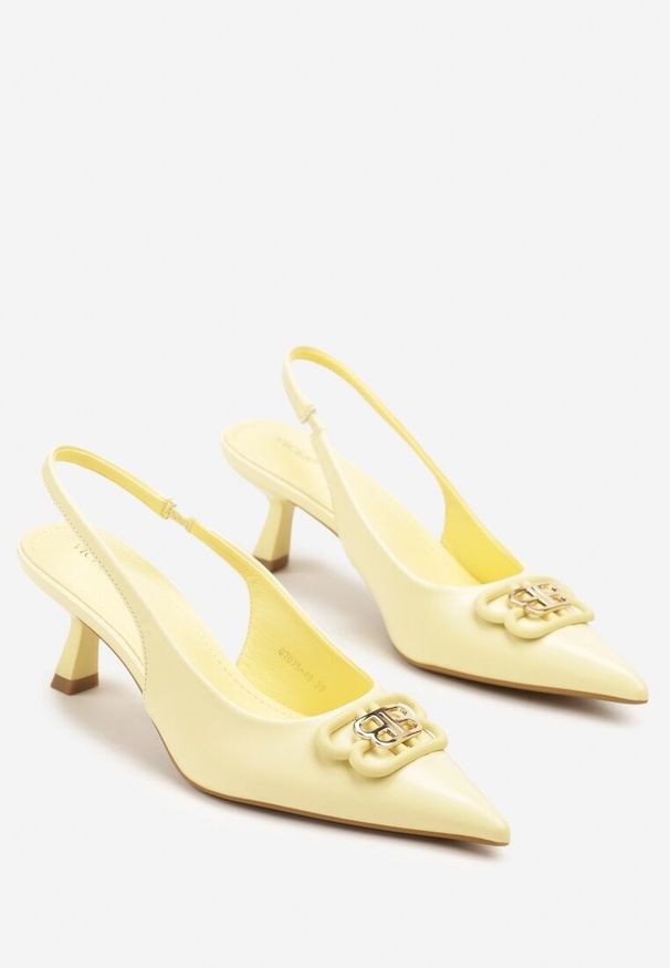 Renee - Żółte Czółenka Sandały Vices na Kaczuszce Typu Slingback Ozdobione Metaliczną Aplikacją Lilarunea. Okazja: na co dzień. Kolor: żółty. Materiał: jeans. Wzór: aplikacja. Sezon: lato. Obcas: na szpilce. Styl: casual, elegancki