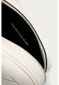 Calvin Klein Jeans - Torebka. Kolor: biały. Wzór: nadruk. Materiał: skórzane. Rozmiar: małe. Rodzaj torebki: na ramię #4