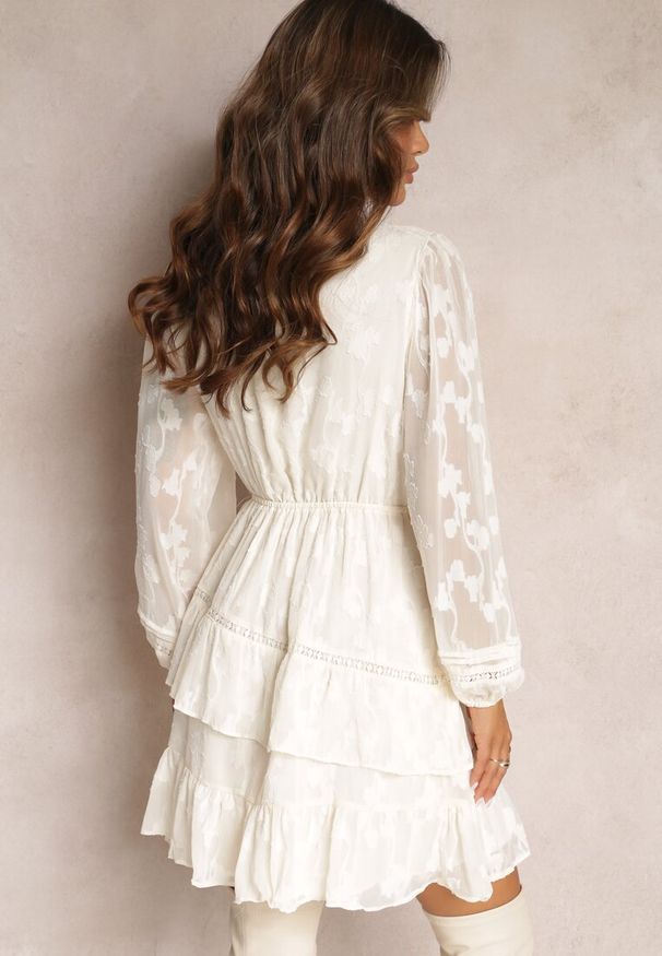 Renee - Jasnobeżowa Krótka Sukienka Boho Ozdobiona Metaliczną Nitką Eleonoritta. Kolor: beżowy. Wzór: aplikacja. Styl: boho. Długość: mini