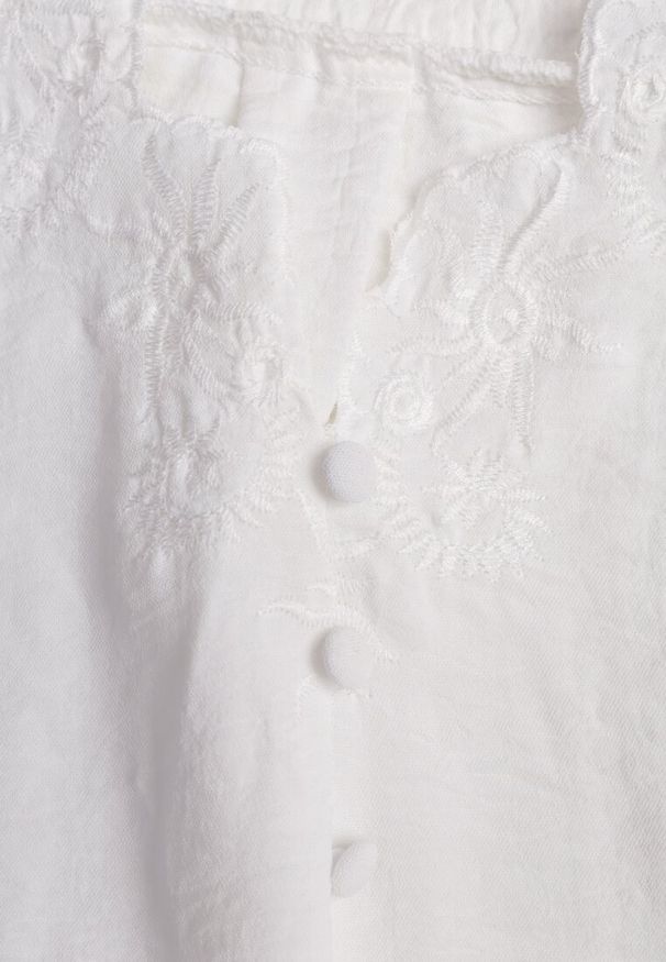 Renee - Biała Bluzka z Haftowanym Dekoltem i Krótkimi Rękawami Junelia. Kolor: biały. Długość rękawa: krótki rękaw. Długość: krótkie. Wzór: haft. Sezon: wiosna, lato