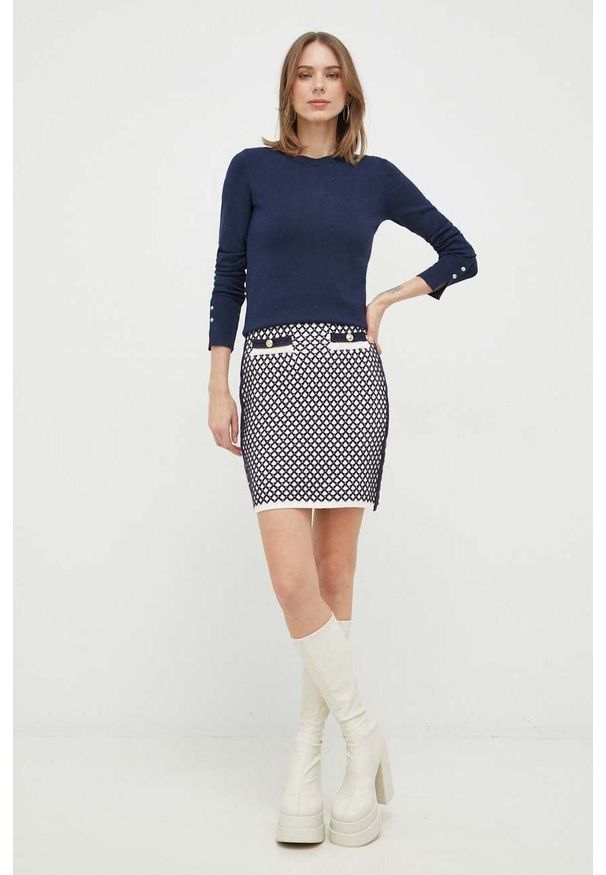 Guess sweter damski kolor granatowy lekki. Okazja: na co dzień. Kolor: niebieski. Materiał: materiał, dzianina, wiskoza. Długość rękawa: długi rękaw. Długość: długie. Styl: casual